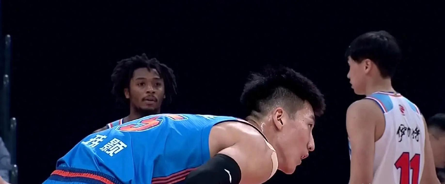 球场上的激情火焰，点燃全场观众的热情